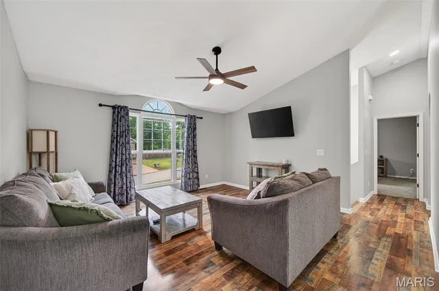 Primary bedroom — 21470 Sail Road Waynesville Missouri real estate