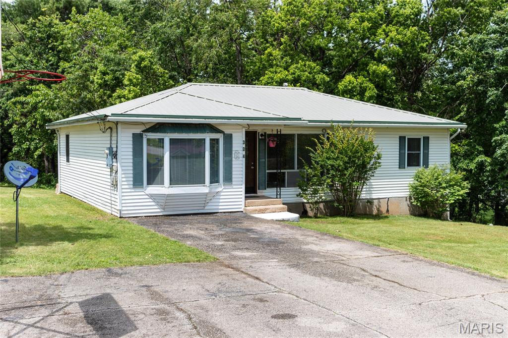 Front exterior — 304 W 6th Street Dixon Missouri real estate