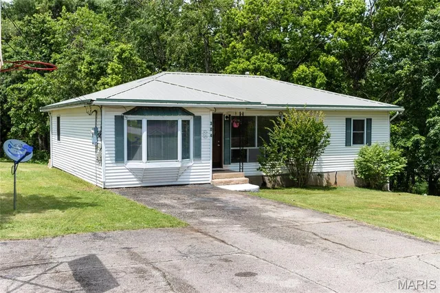 Front exterior — 304 W 6th Street Dixon Missouri real estate