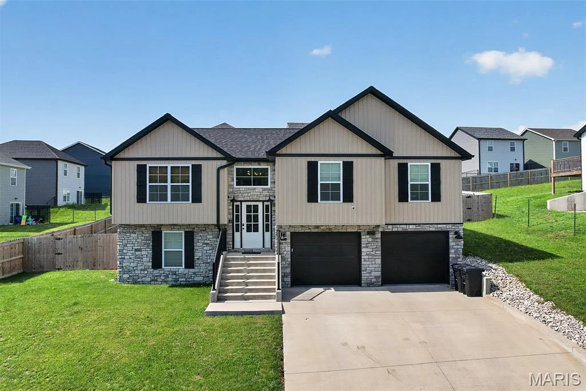 209 Majestic Drive Waynesville Missouri 4 bedroom 3 bathroom home for sale listed at $364,900
