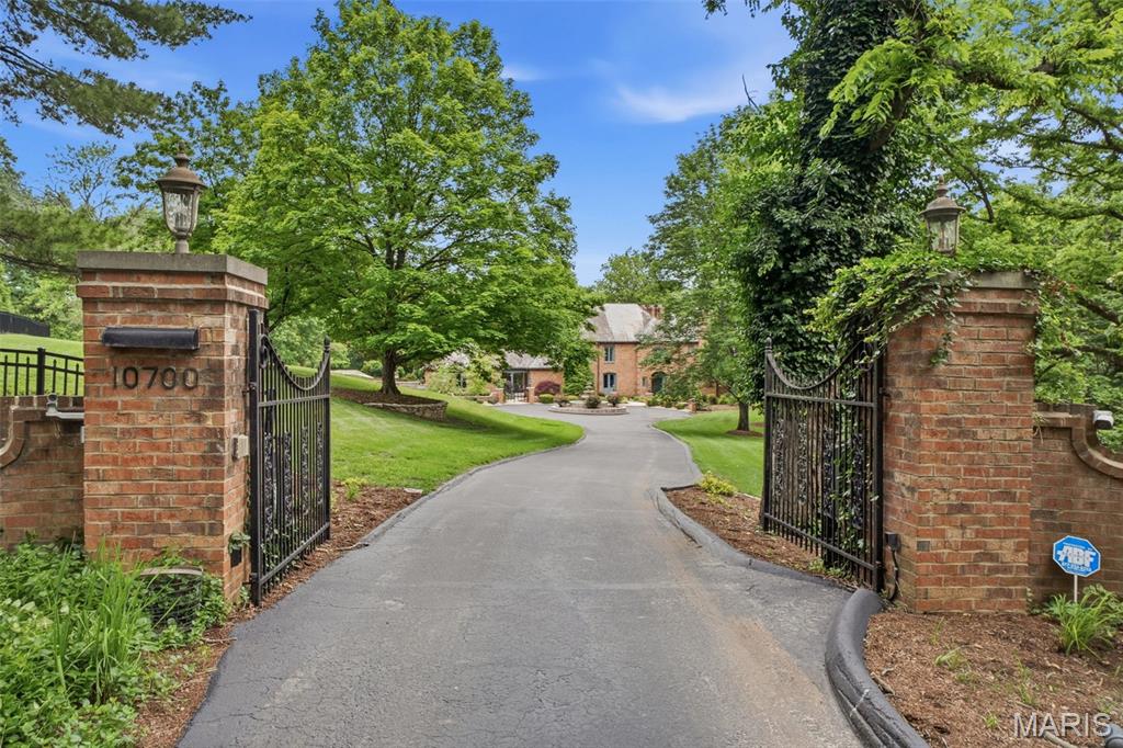 10700 Starhill Drive St Louis Missouri 6 bedroom 8 bathroom home for sale listed at $2,750,000
