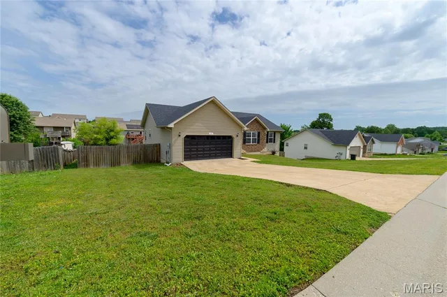 Primary bedroom — 135 Lyle Curtis Circle Waynesville Missouri real estate