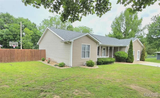 Front exterior — 2106 Chris Court Rolla Missouri real estate