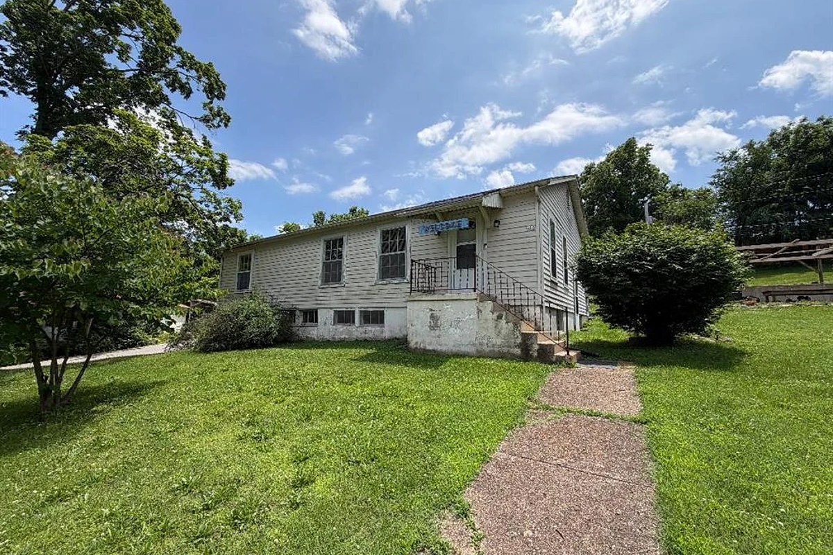 406 Fort Street Waynesville Missouri 2 bedroom 1 bathroom home for sale listed at $70,000