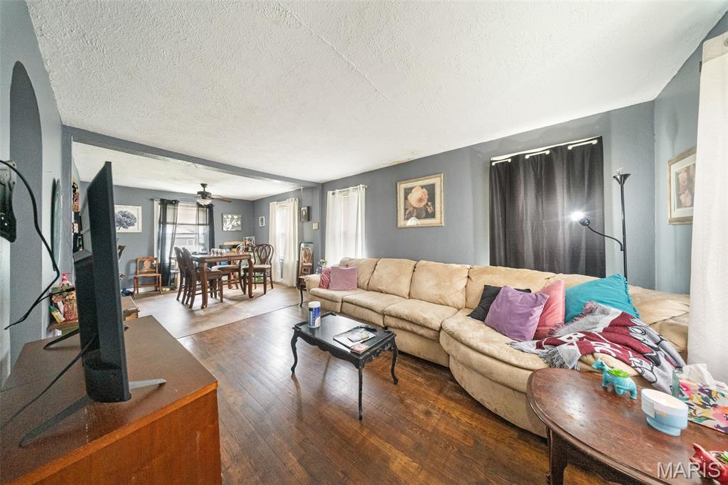 Living room — 704 E State Highway 72 Rolla Missouri real estate