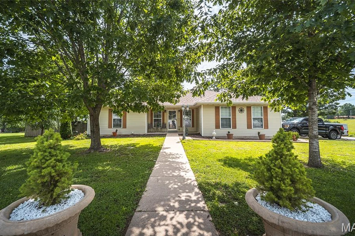 501 Andrews Avenue Dixon Missouri 3 bedroom 2 bathroom home for sale listed at $227,000