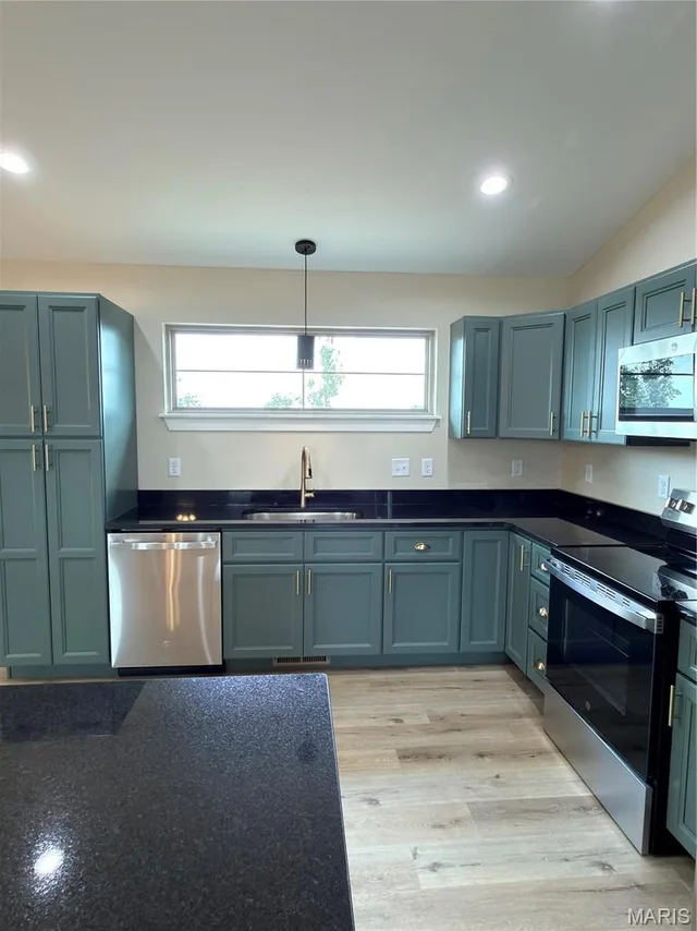 Kitchen — 156 Teton Pass Waynesville Missouri real estate
