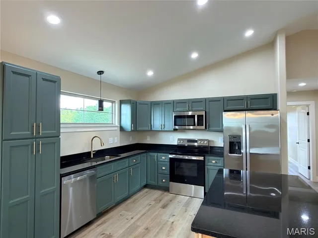 Primary bedroom — 156 Teton Pass Waynesville Missouri real estate
