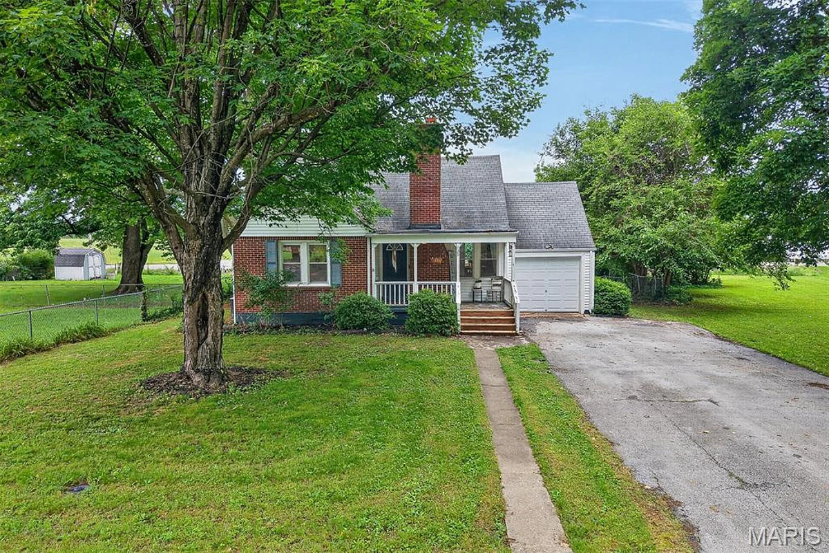 125 Crescent Drive Lebanon Missouri 3 bedroom 2 bathroom home for sale listed at $189,900