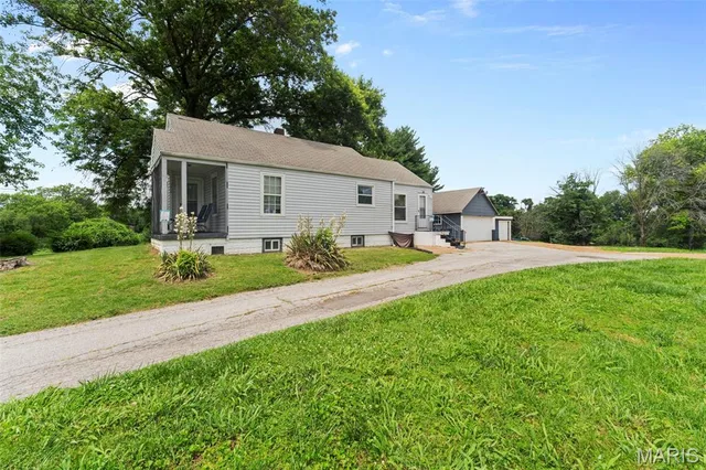 Primary bedroom — 13600 Old Halls Ferry Road Florissant Missouri real estate