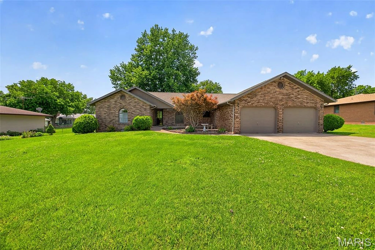 2023 King James Road Lebanon Missouri 3 bedroom 3 bathroom home for sale listed at $289,000