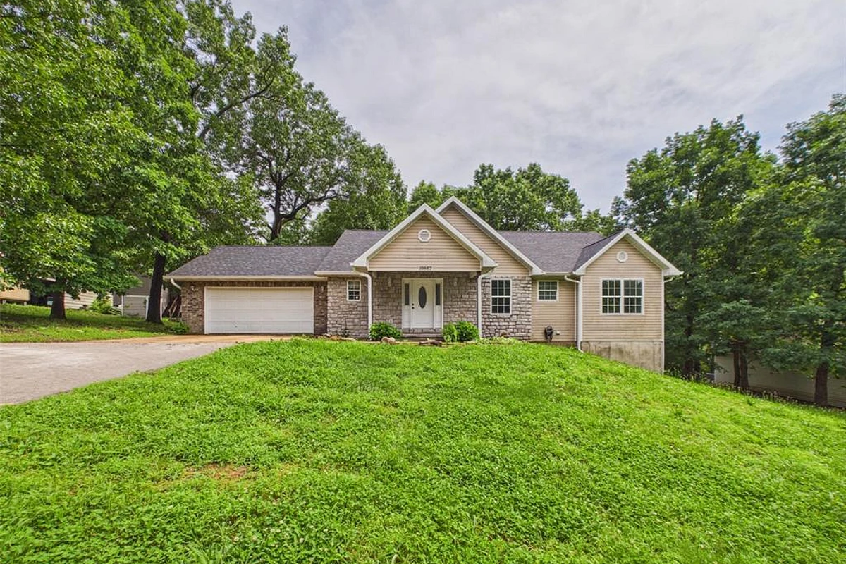 19567 Landry Lane Waynesville Missouri 6 bedroom 3 bathroom home for sale listed at $364,900