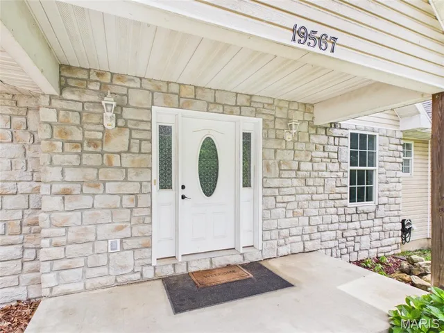 Living room — 19567 Landry Lane Waynesville Missouri real estate