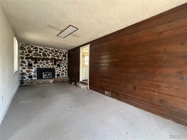 Living room — 102 Branch Lane Crocker Missouri real estate