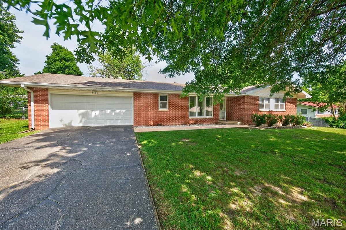 2020 Highland Street Lebanon Missouri 3 bedroom 2 bathroom home for sale listed at $219,000