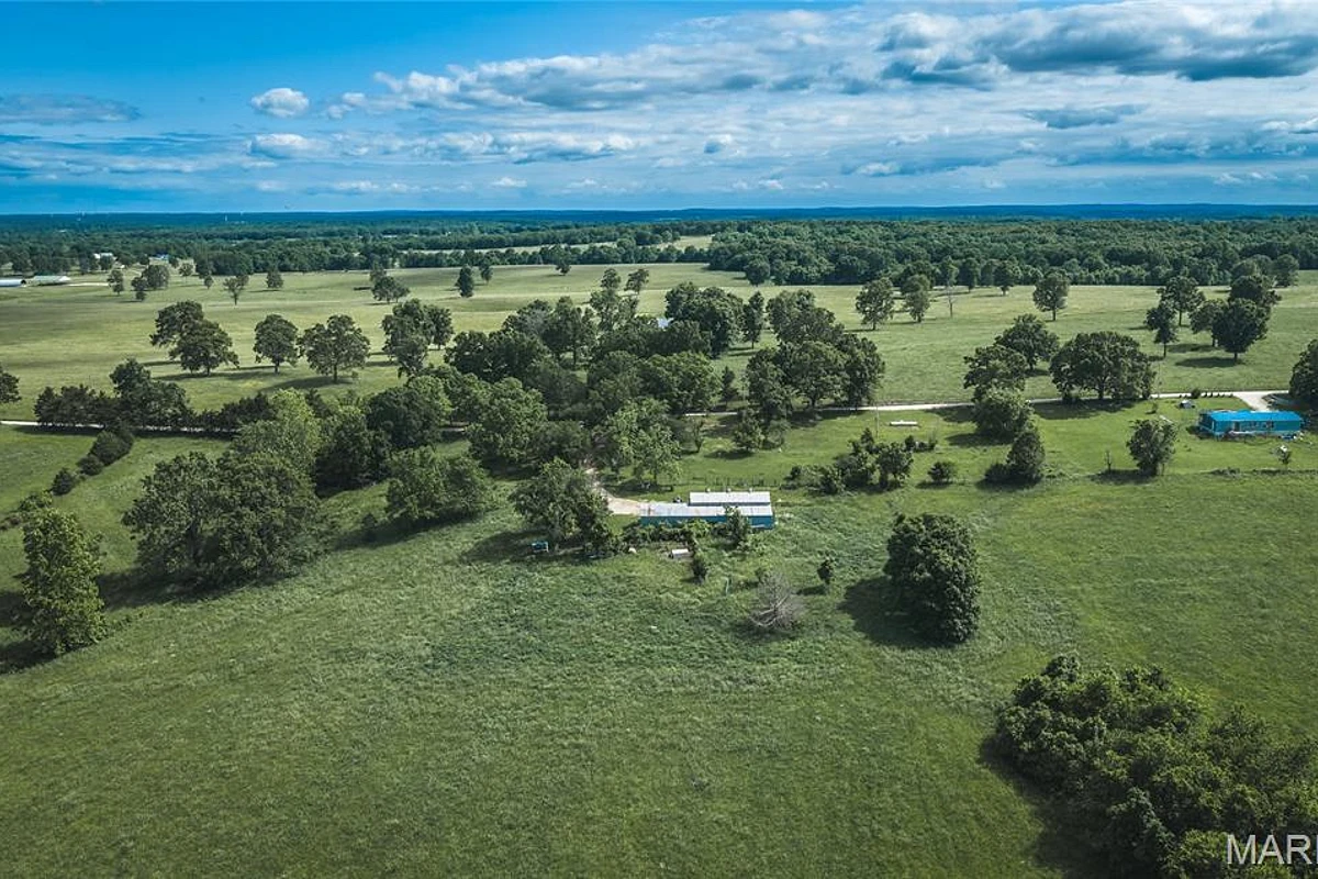 21269 Bangor Road Crocker Missouri home for sale listed at $425,000