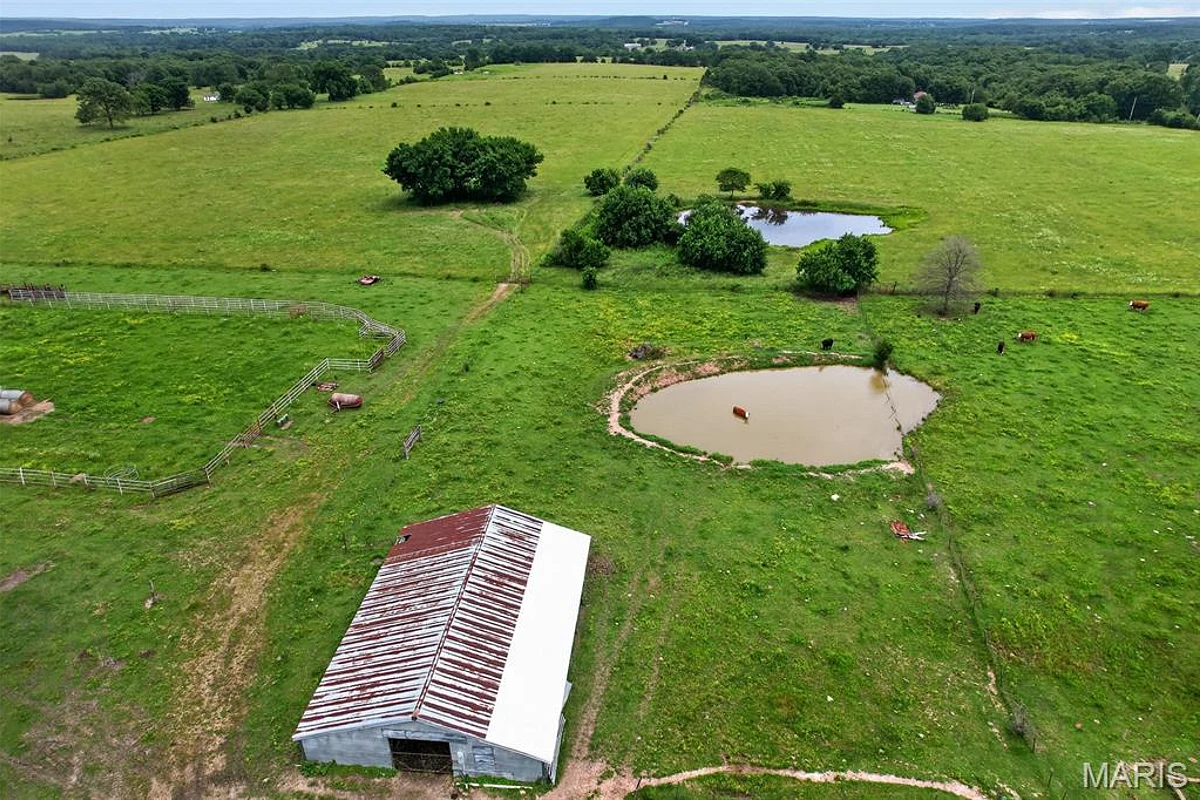 1044 Pritchett Road Stoutland Missouri home for sale listed at $449,500