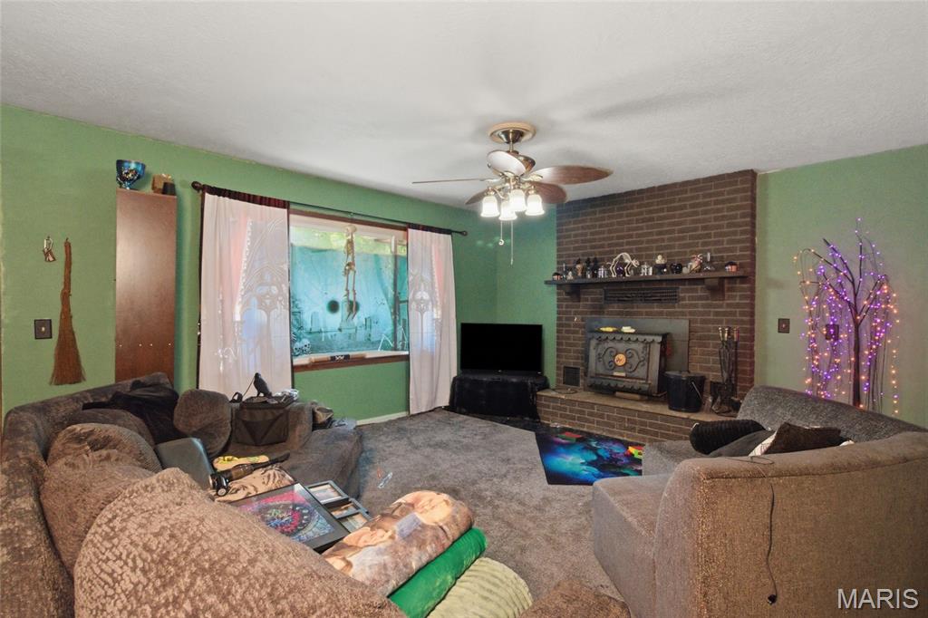 Living room — 25747 Nugget Drive Lebanon Missouri real estate