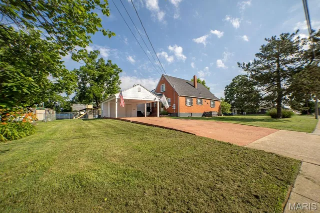 Primary bedroom — 619 N Madison Avenue Lebanon Missouri real estate