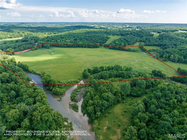 Primary bedroom — 66.3 AC Weber Farm Road Montreal Missouri real estate