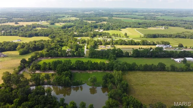 Living room — 43 +/- Acres Cuivre Point Rd. Moscow Mills Missouri real estate