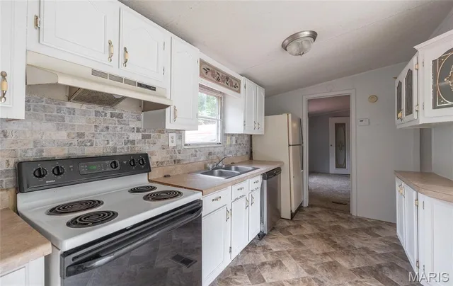 Primary bedroom — 404,406,408 N Frisco Street Crocker Missouri real estate