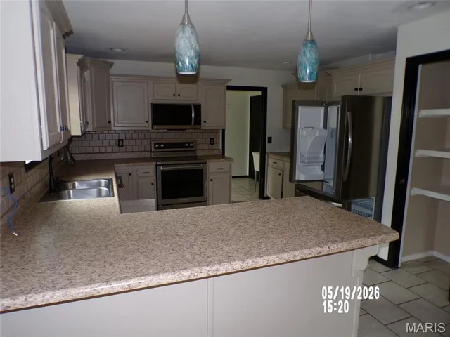 Primary bedroom — 20172 London Lane Waynesville Missouri real estate