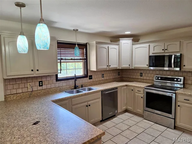Primary bedroom — 20172 London Lane Waynesville Missouri real estate
