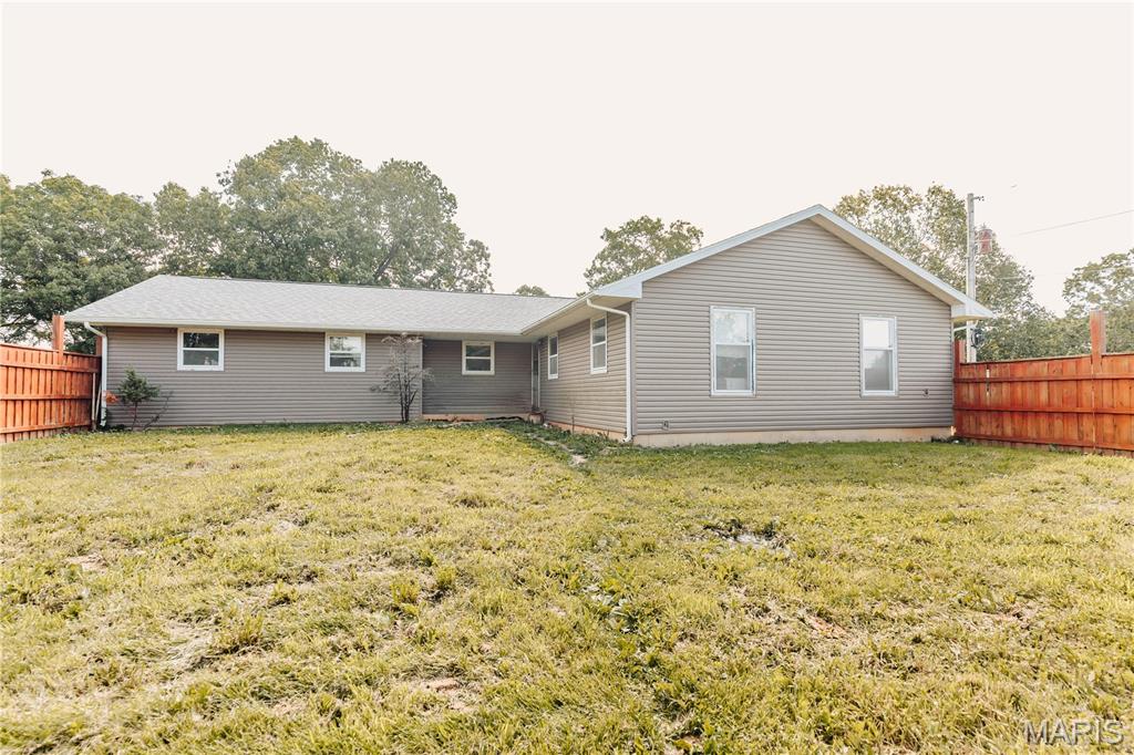 Primary bedroom — 12190 Highway 28 Dixon Missouri real estate