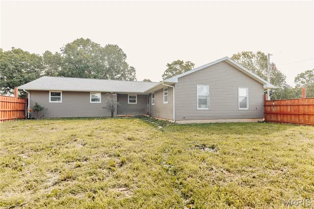 Primary bedroom — 12190 Highway 28 Dixon Missouri real estate