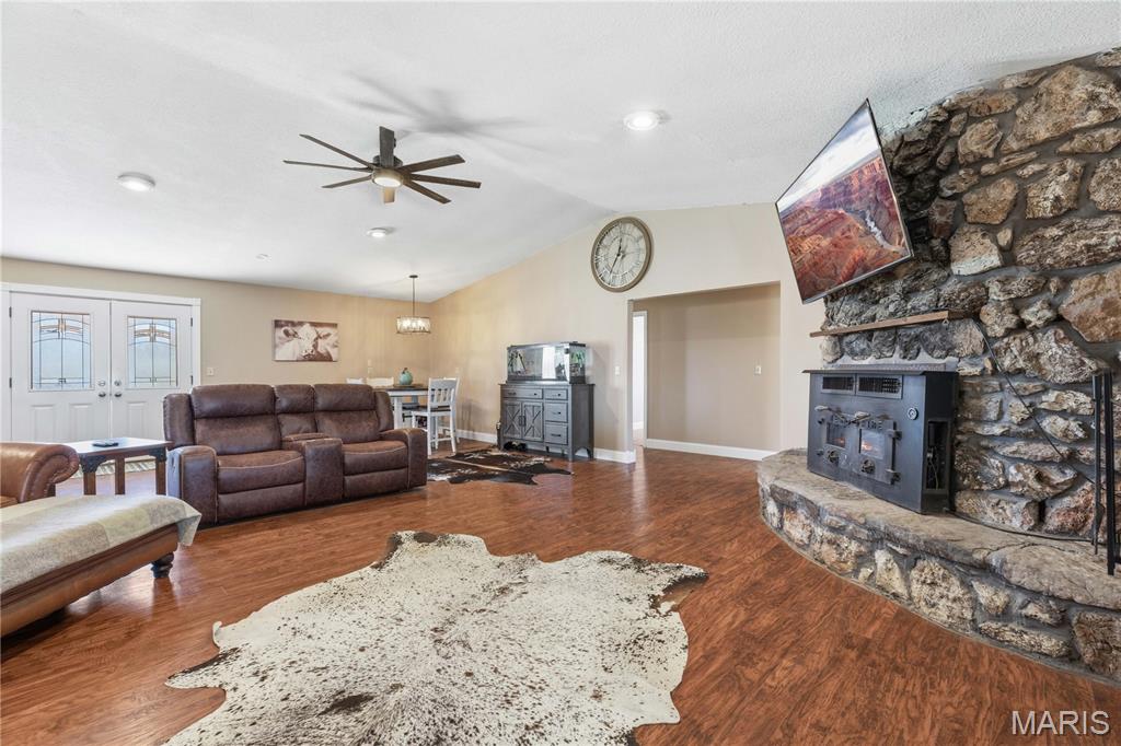 Living room — 282 Reeds Road Lebanon Missouri real estate