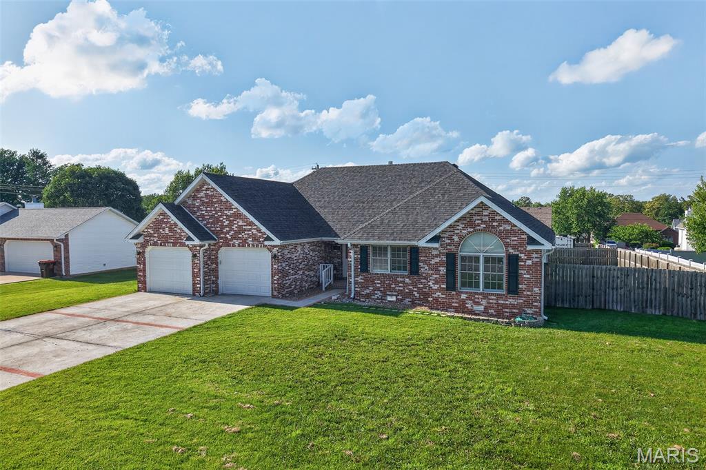 Primary bedroom — 413 Lasalle Street Lebanon Missouri real estate