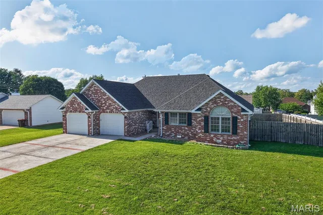 Primary bedroom — 413 Lasalle Street Lebanon Missouri real estate