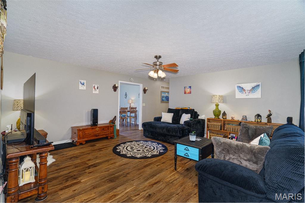 Living room — 13996 Sherwood Lane Plato Missouri real estate