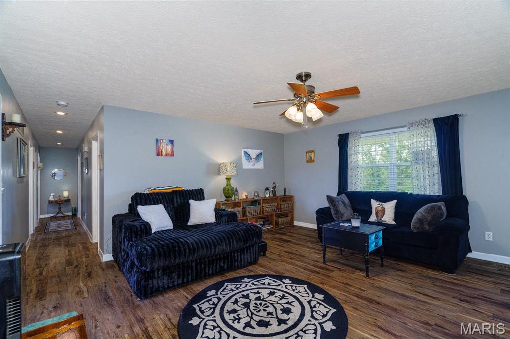 Primary bedroom — 13996 Sherwood Lane Plato Missouri real estate