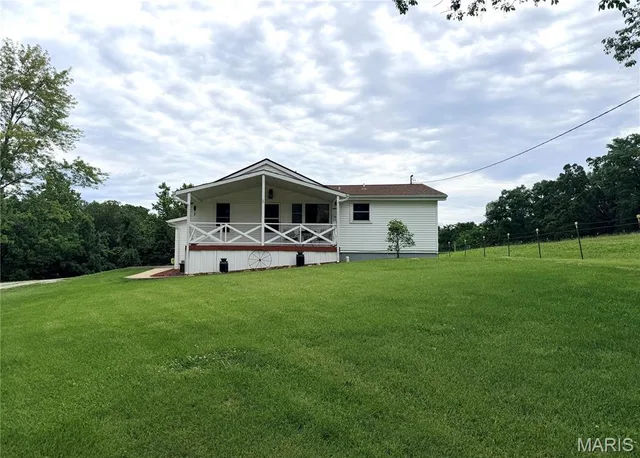 Living room — 1086 Mill Hill Road St Clair Missouri real estate