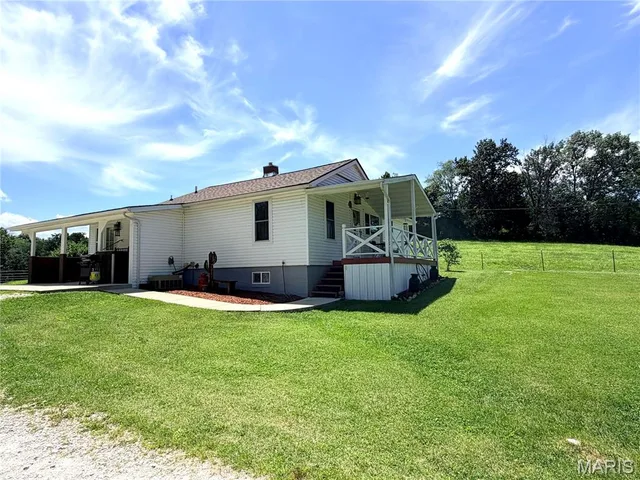 Primary bedroom — 1086 Mill Hill Road St Clair Missouri real estate