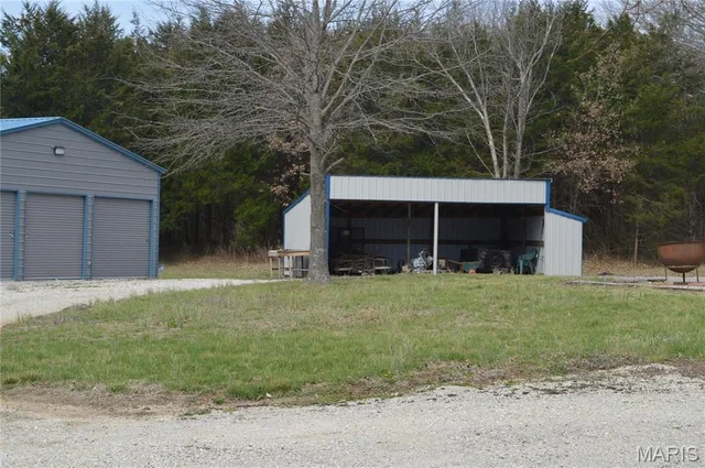Primary bedroom — 222 Scanland Farm Road Montgomery City Missouri real estate