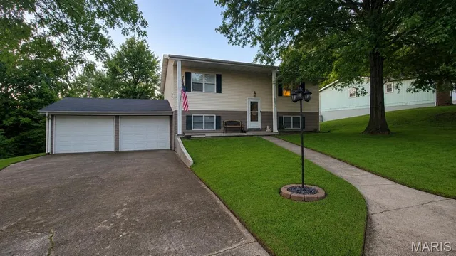 Front exterior — 1303 Woodlawn Drive Rolla Missouri real estate