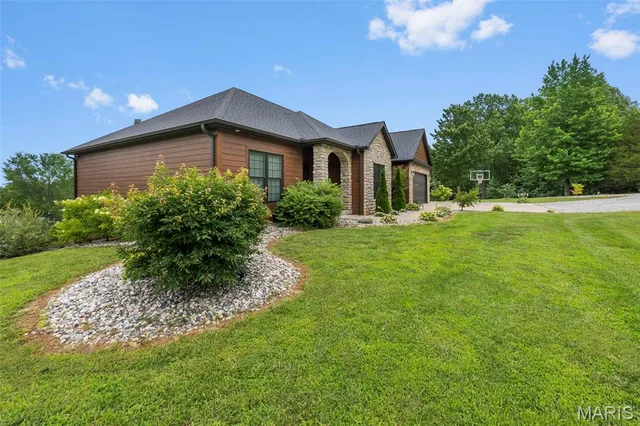 Primary bedroom — 785 County Road 612 Cape Girardeau Missouri real estate