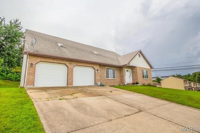 Front exterior — 210 Vicki Lynn Lane St Robert Missouri real estate