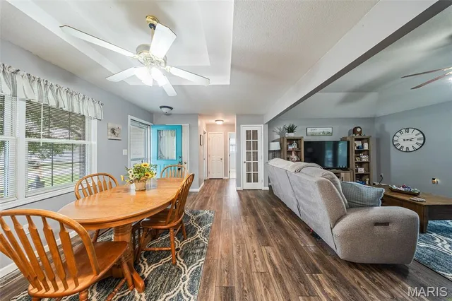 Living room — 635 Saint David Street St James Missouri real estate