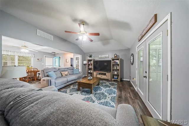Primary bedroom — 635 Saint David Street St James Missouri real estate