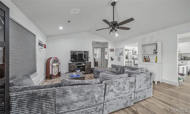 Primary bedroom — 133 La Vista Drive Waynesville Missouri real estate