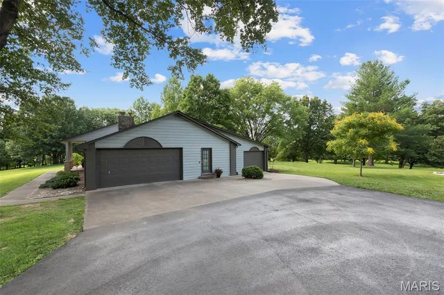 Primary bedroom — 1024 Wolf Lane Cape Girardeau Missouri real estate