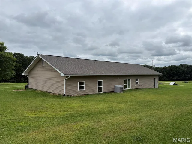 Primary bedroom — 74 Block Lane Montgomery City Missouri real estate