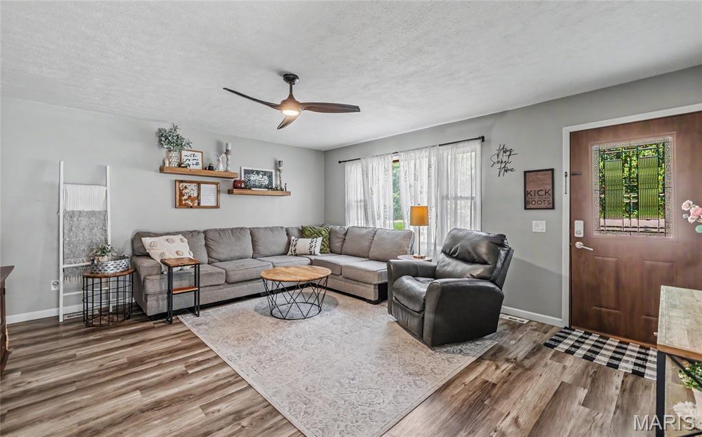 Living room — 11192 W Little Oaks Road Rolla Missouri real estate