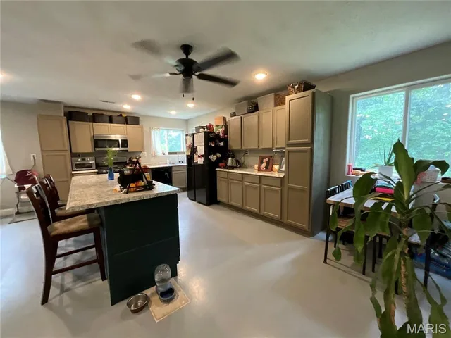Primary bedroom — 7981 County Road 5090 West Plains Missouri real estate