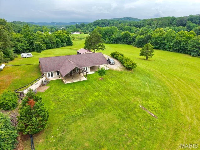 Living room — 86 Private Road 34-139 Piedmont Missouri real estate