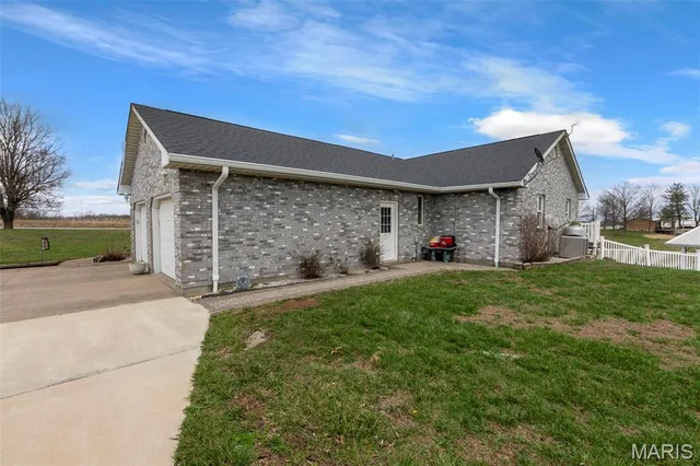 Primary bedroom — 7633 Highway F Perryville Missouri real estate